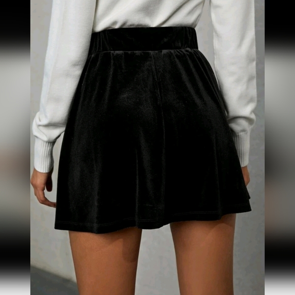 💕 Black High Waist Solid Velvet Skirt NWT - Picture 3 of 8